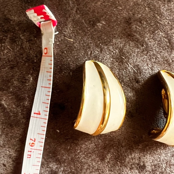 Vintage NAPIER Gold Cream Enamel Half Hoop LG Clip Screw Back Fashion Earrings - Picture 5 of 7